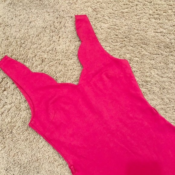✨SALE✨Hot Pink Scallop Bodycon Dress - Picture 2 of 3